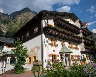 Bei Max - Hotel Garni Kirchenwirt - St. Leonhard im Pitztal - Building