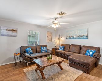 Open Water~Sunsets~Swimming~Standing Work Station with High Speed Internet~Lake - Mabank - Living room