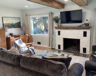Take it Easy at this Unique and Tranquil Country Getaway - Buhl - Sala de estar