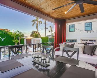 '1 to 16 Guests - Main House + Guest House & Pool' - San Diego - Balcony