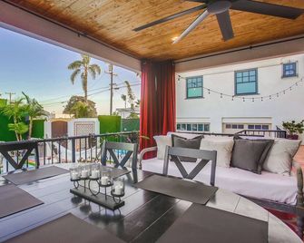'1 to 16 Guests - Main House + Guest House & Pool' - San Diego - Balkong