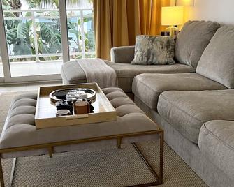 Maho Beach House - Luxe 1 Bedroom - Ocean Hideaway - Simpson Bay - Living room