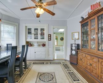 Quaint Beverly Townhome Walk to Beach and Downtown! - Beverly - Dining room