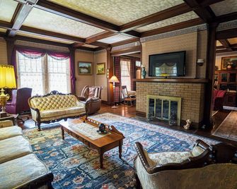 Warm, Cozy and Historic - Poplar Bluff - Area lounge