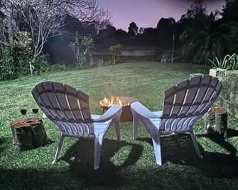 Private One Bedroom Lakeside Cabin - Maleny - Patio