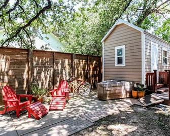 Tiny House Downtown in Walkable Location - Austin - Patio