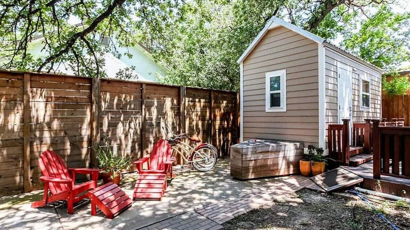 Tiny House Downtown in Walkable Location