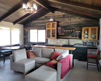 Adele's Oceanside Retreat Brookings w/ Private Beach Access Kid & Pet friendly! - Brookings - Wohnzimmer