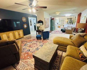 Close to downtown Camden! Sleeps 6 - Camden - Living room