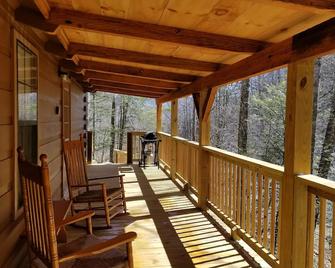 Secluded Romantic Cabin with Hot Tub and Pet Friendly - Hot Springs - Balcony