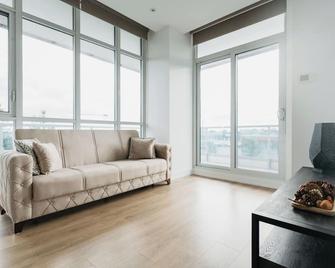 Cozy & Contemporary Suite - Easy Access to Everything - 列治文山 - 客廳