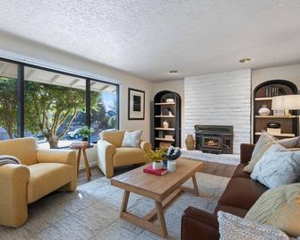 Professionally designed & furnished 4-bedroom house in Mt Vista, Ridgefield - Ridgefield - Living room