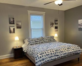 Rolston 1, One Bedroom Unit near Xavier Downtown - Bellevue - Bedroom