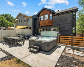 Designer home 20 mins to Skiing & SLC Downtown - Cottonwood Heights - Edificio