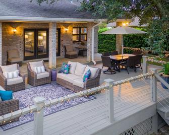 New Orleans Suburban Waterfront 5br Home Sleeps 12 With Boat Dock - Slidell - Patio