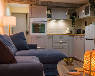 Nice Vieille Ville Appartement neuf et cosy, deux chambres, 6 couchages - Niza - Sala de estar