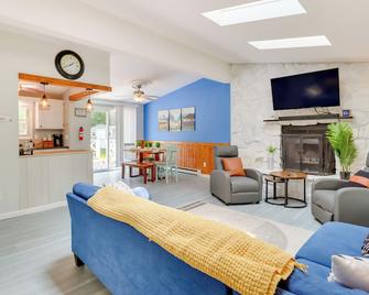 Hot Tub & Amenities: Sunny Albrightsville Cottage! - Albrightsville - Sala de estar