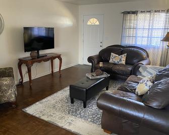 Cozy Retreat - Edmond - Living room