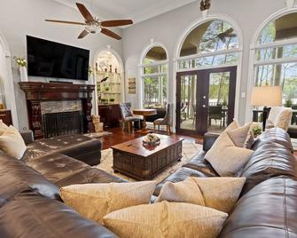Paradise Point on Lake Lanier - large home w/ private dock, games, private cove - Gainesville - Wohnzimmer
