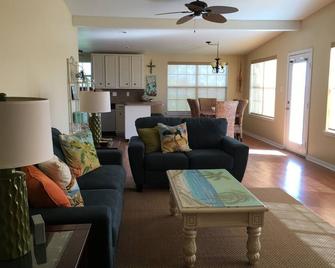 Get Away from It All! Waterfront Home on San Antonio Bay! 300' Private Pier! - Seadrift - Living room