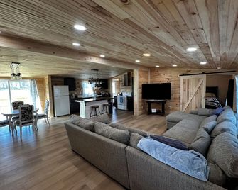 Fly in on a grass runway to a charming 3-bedroom house on a pheasant preserve - Wilmington - Salon