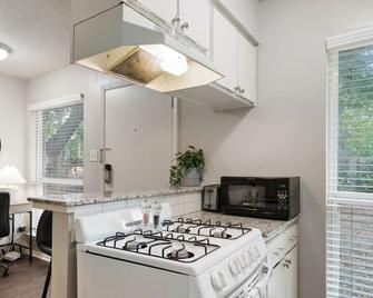 1st Floor Apt Hyde Park Bathtub and Free Parking - Austin - Kitchen