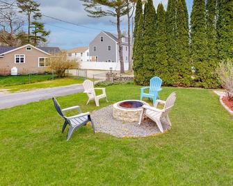 Cozy Cottage with Private Deck - Walk to Short Sands Beach, Two Dogs Welcome - Cape Neddick - Patio