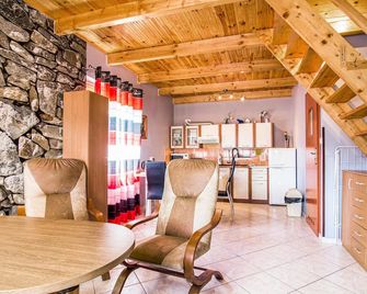 2 Bedroom Amazing Home In Lubiatowo - Lubiatowo - Sala de estar