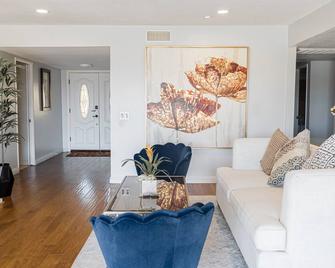Where Dtla Meets Disney: A Spacious Cozy Hillside Panoramic View Villa With Pool - Walnut - Living room