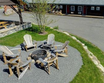 Small Standalone Cabin w/2 queen beds + kitchenette - Lake Placid - Patio