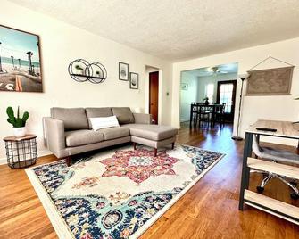 Mid-Century Inspired Apartment; Pet Friendly, Close To Downtown And Ucmc - Cincinnati - Sala