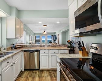Boardwalk 281 | Outdoor Pool + Onsite Restaurant - Gulf Shores
