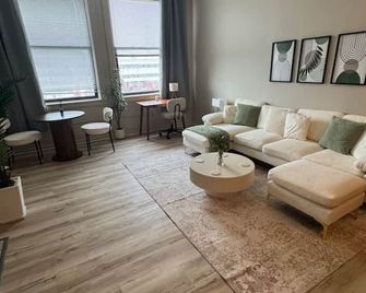 Chic Serenity Loft / Fast Wi-Fi Walkable - Cleveland - Sala de estar