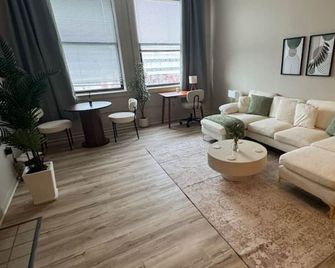 Chic Serenity Loft / Fast Wi-Fi Walkable - Cleveland - Olohuone