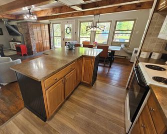 Walking Distance To Klay Winery & Distillery With Hot Tub! - Chalkhill - Cocina
