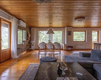 Scenic Lakehouse near Stockholm with Sauna & Jetty - Huddinge - Living room