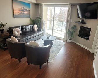 Homey Condo! Steps To Ice District/Rogers Place With Underground Parking - Edmonton - Living room