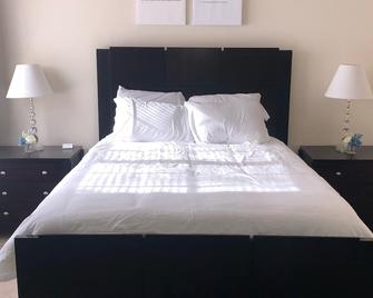 Cozy Condo - Newport News - Bedroom