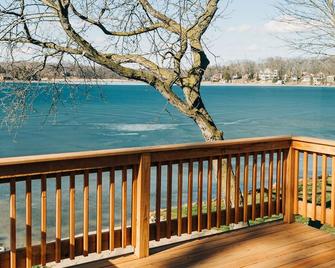 All sports Little/West Crooked Lake, Space for Scrap Booking Retreat - Brighton - Balcony