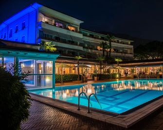Villa Favorita - Parkhotel Delta - אזקונה - בריכה
