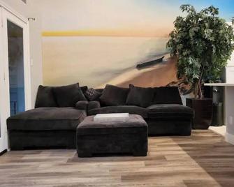 The Duke's Castle with Garage & Fast Internet - Dallas - Living room