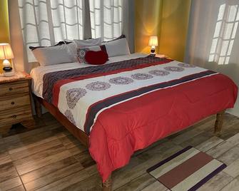 1 King bed, cable tv , wifi mini fridge stocked with welcome beer - Negril - Sypialnia