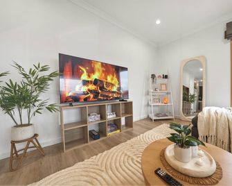 Scenic Risdon Retreat Near Hobart Cbd & Deck Views Family Friendly Stay - Risdon