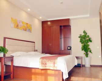 Greentree Inn Shiyan Maojian District Shanghai Road Hotel - Shiyan - Camera da letto