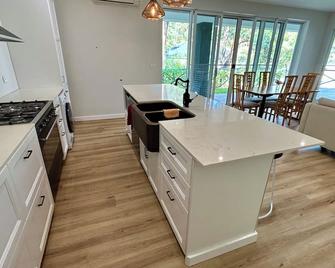 \'Coriden\' secluded apartment nestled in the bush - Wallsend - Kitchen