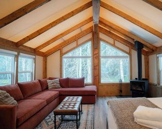 Sundance By Basecamp - Kananaskis - Living room