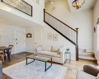 Luxury studio loft in historic downtown - close to hiking & downtown attractions - Durango - Living room