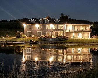 Country Getaway + Lodge quarters. Your place to come and relax. - Sidney - Edificio