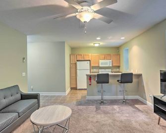 about 2 Mi to Downtown - Cozy Cleveland Unit - Cleveland - Living room