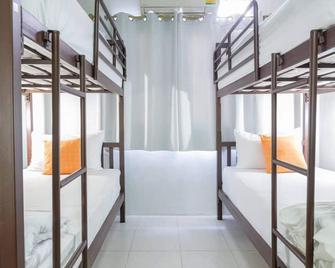 Asoke Montri Hostel - Bangkok - Bedroom